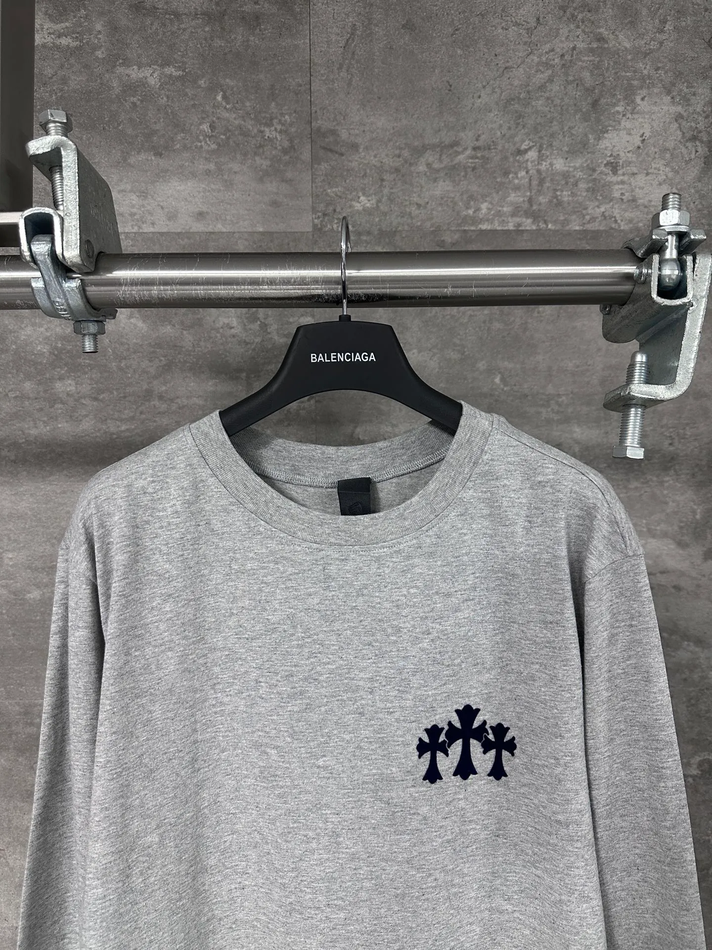 P290 Chrome Hearts/Chrome Hearts CH black flocked cross round neck long sleeves, custom-woven and dyed 40 yarn surface pattern with scratchy fabric, ready-made garments are made of YB consistent electrostatic flocking process, which is not an ordinary lettering mold process, and the colors are different at different angles. Brand new collar label (not the previous leather label) and washed label.  Size：S/M/L/XL